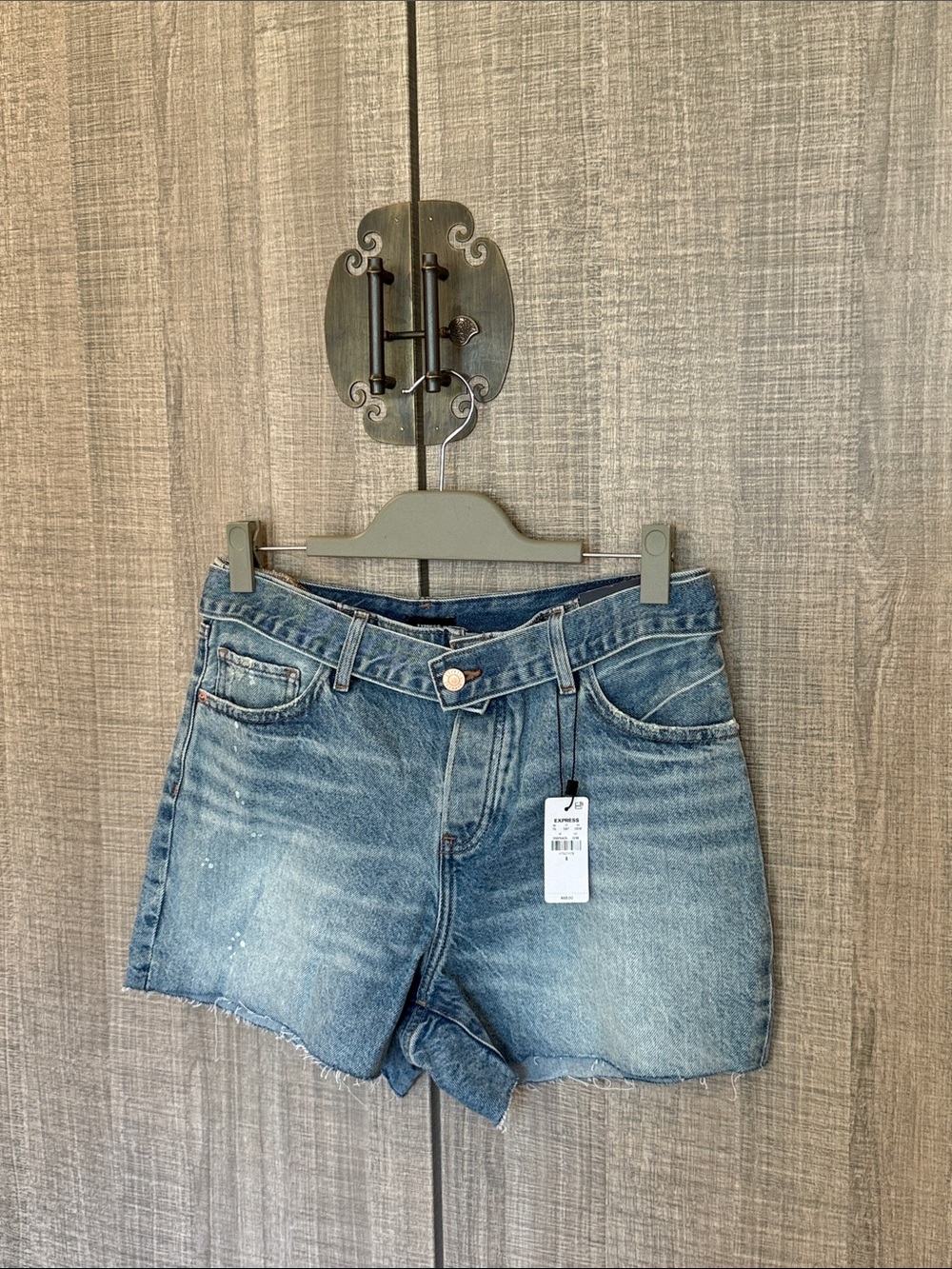 Express 4” Inseam‎ Mid Rise Denim Shorts - Picture 5 of 12